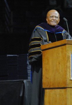 Desmond Tutu speaks to Gonzaga graduates/Tracy Simmons - SpokaneFAVS.com 